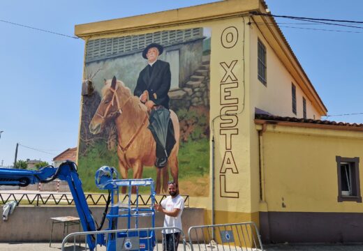 Carlos O Xestal xa forma parte do museo de arte pública de Carballo cun mural de Yoseba Muruzábal na escola de Mirón